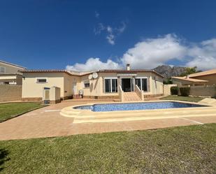 Vista exterior de Casa o xalet en venda en Beniarbeig amb Aire condicionat, Terrassa i Piscina