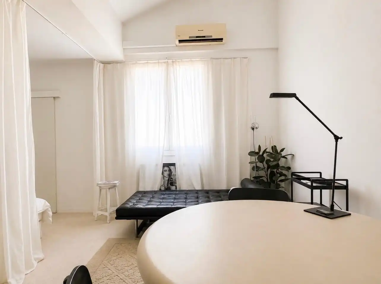 Sala d'estar de Estudi en venda en Barcelona amb Aire condicionat i Moblat