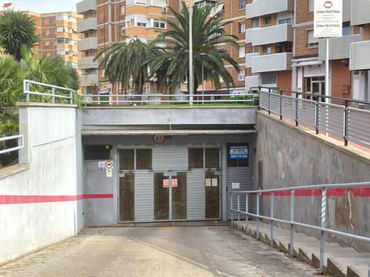 Single parking space to rent in Carretera de la Vila 17
