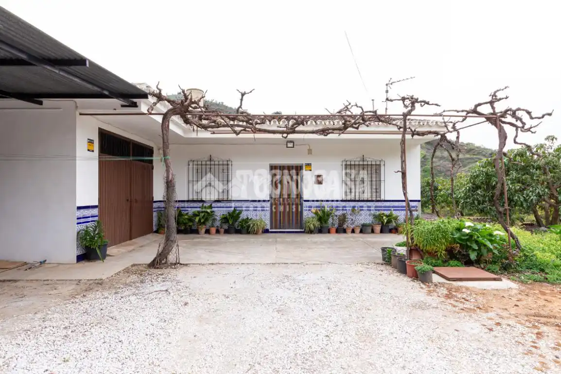 Casa rústica amb jardí en venda a Cútar
