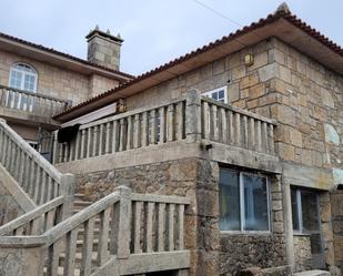 Vista exterior de Casa o xalet en venda en Vilanova de Arousa amb Calefacció, Jardí privat i Terrassa