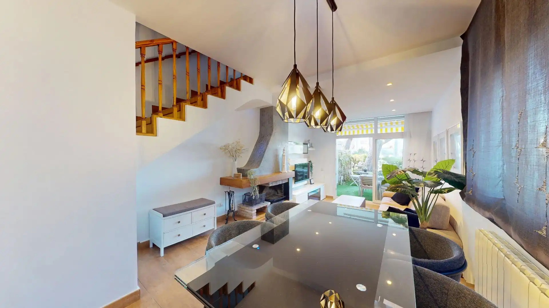 Sala de estar de Casa adosada en venta en Castell d'Aro, Platja d'Aro i s'Agaró con Aire acondicionado, Calefacción y Jardín privado