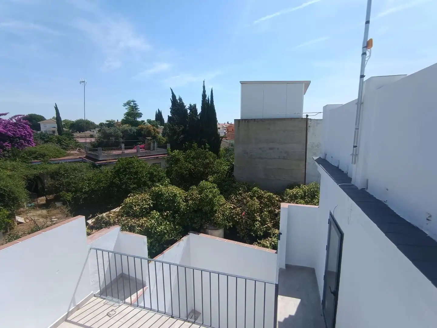 Vista exterior de Casa o chalet en venta en Palomares del Río