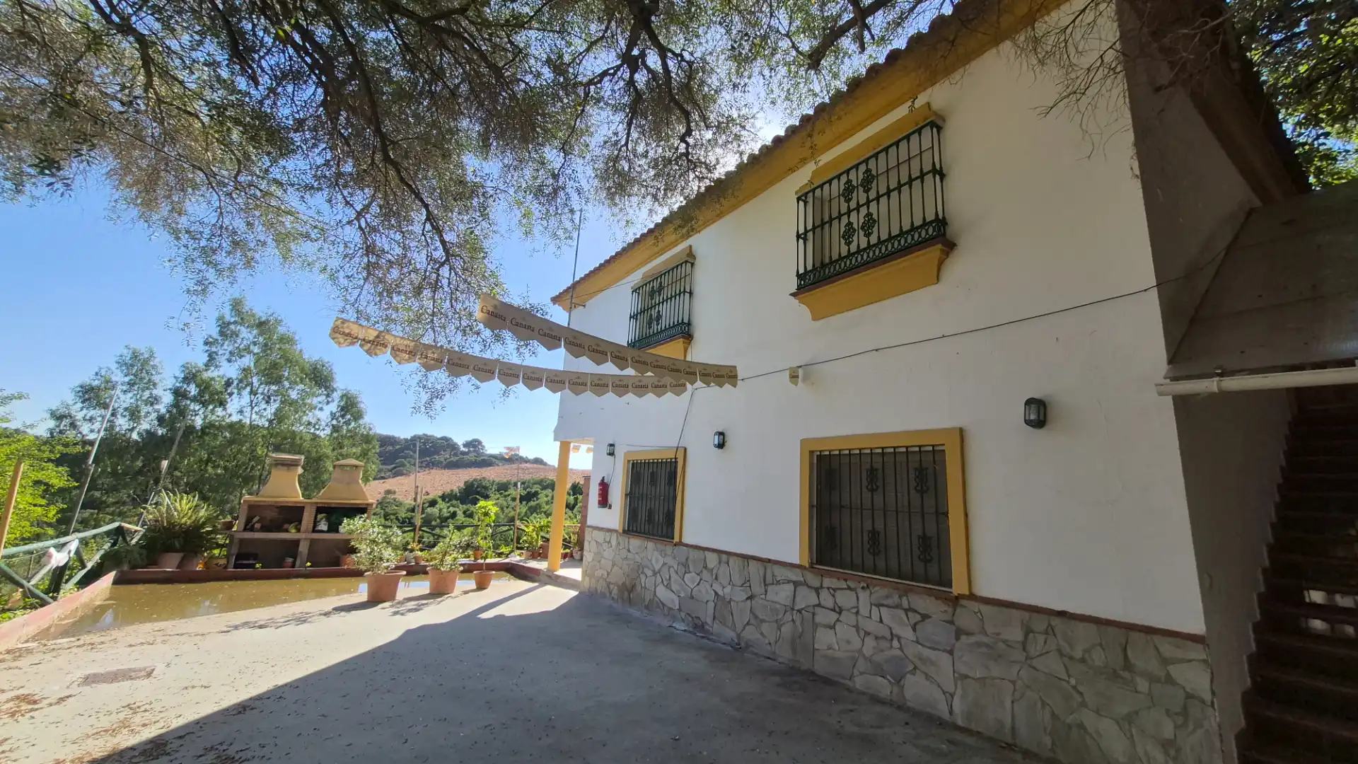 Vista exterior de Finca rústica en venda en Los Barrios amb Jardí privat, Terrassa i Piscina