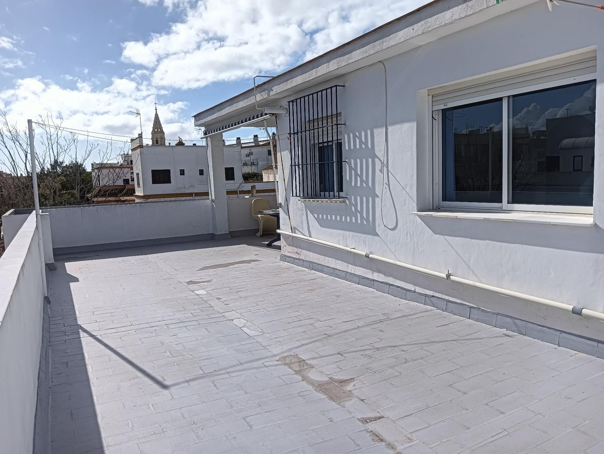 Vista exterior de Edifici en venda en Chipiona