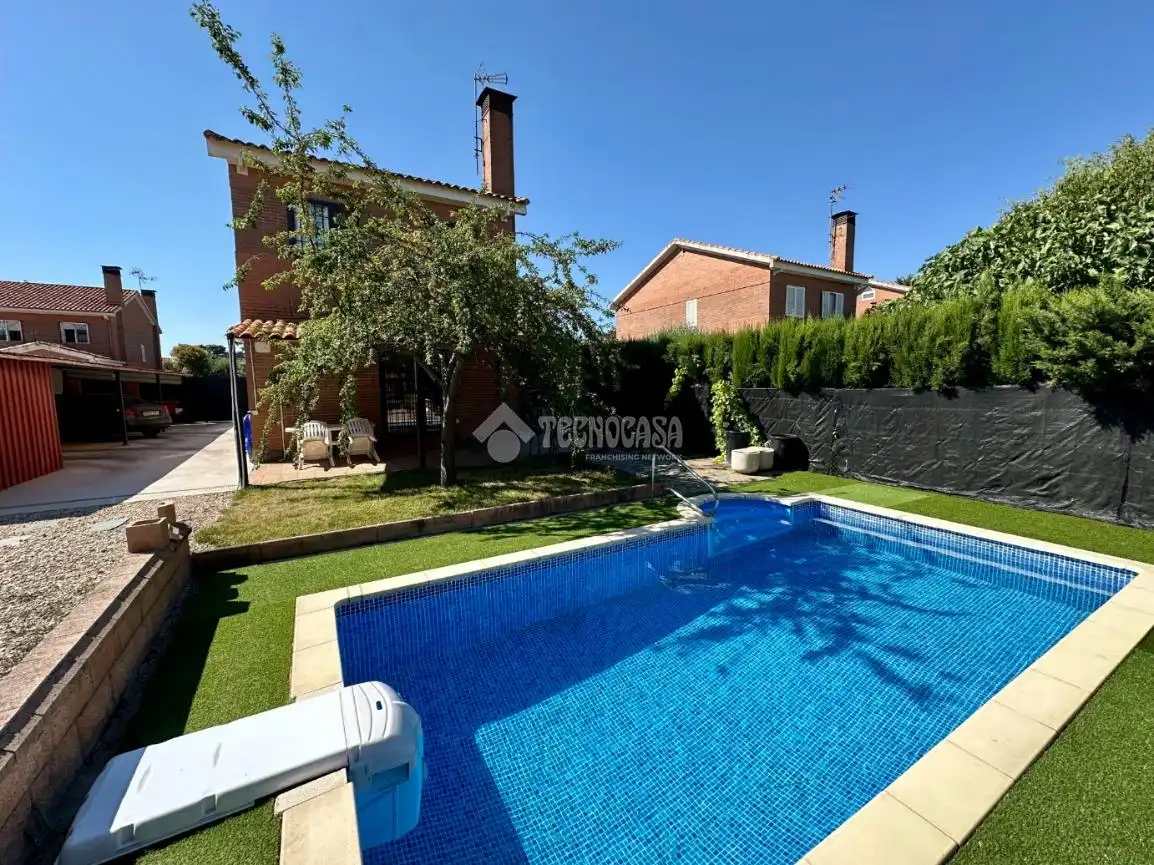 Vista exterior de Casa o xalet en venda en Pioz amb Aire condicionat