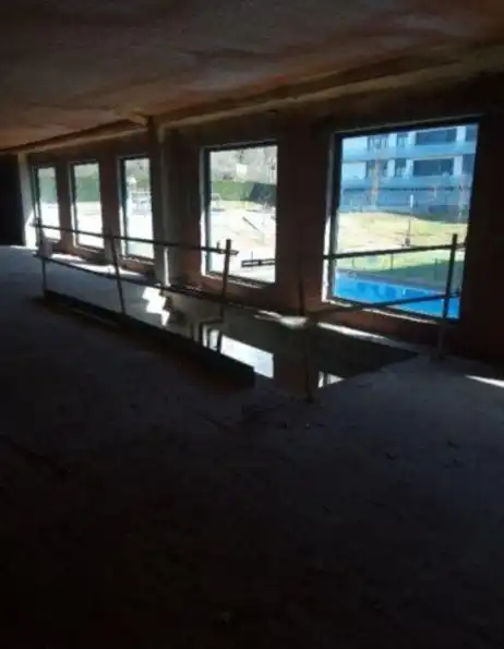 Piscina de Local en venda en Oviedo 