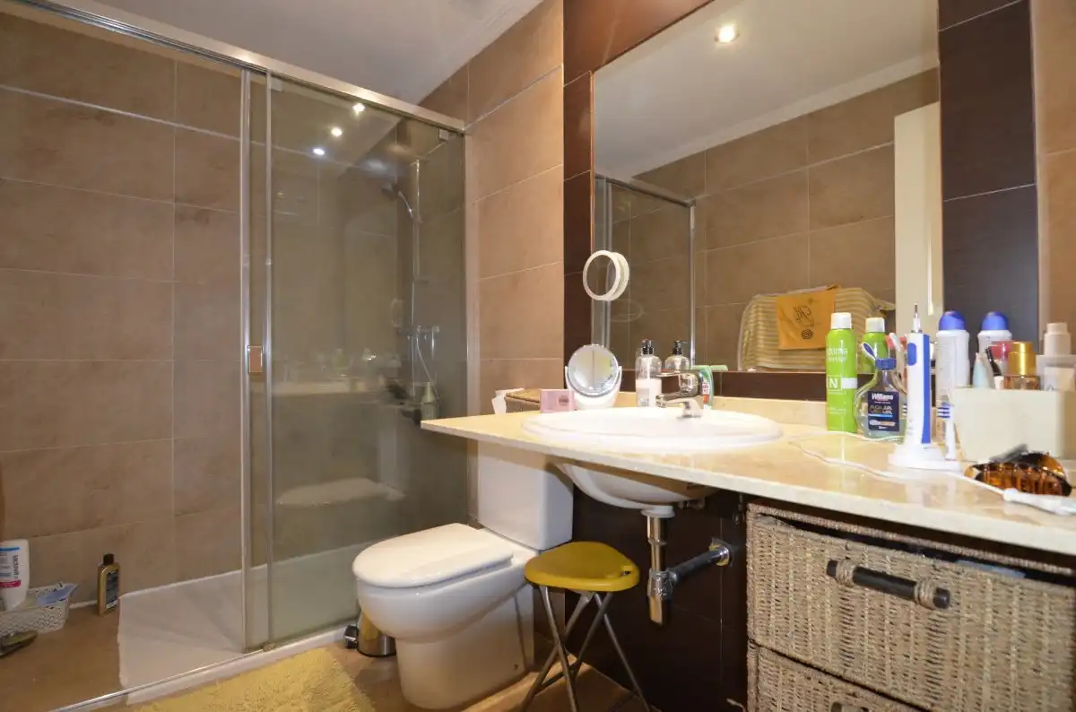 Baño de Casa adosada en venta en Doñinos de Salamanca con Calefacción, Parquet y Terraza