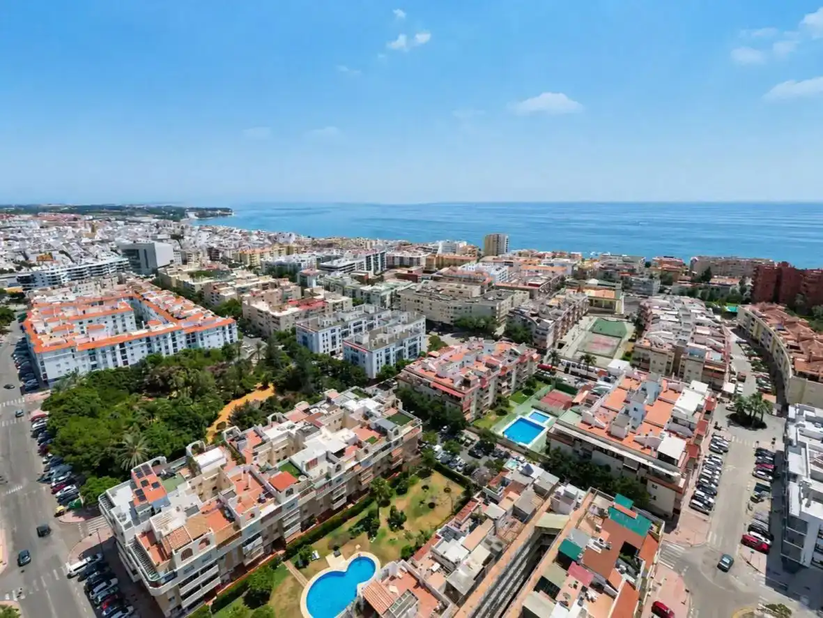Vista exterior de Pis en venda en Estepona amb Aire condicionat, Piscina i Balcó