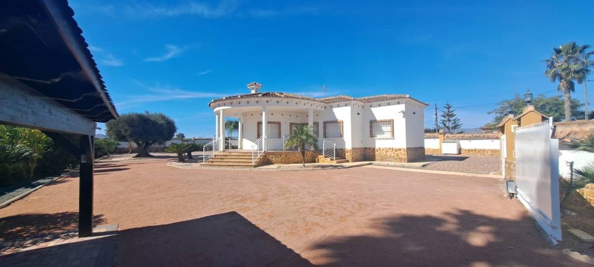 Vista exterior de Casa o xalet de lloguer en Orihuela amb Calefacció i Traster