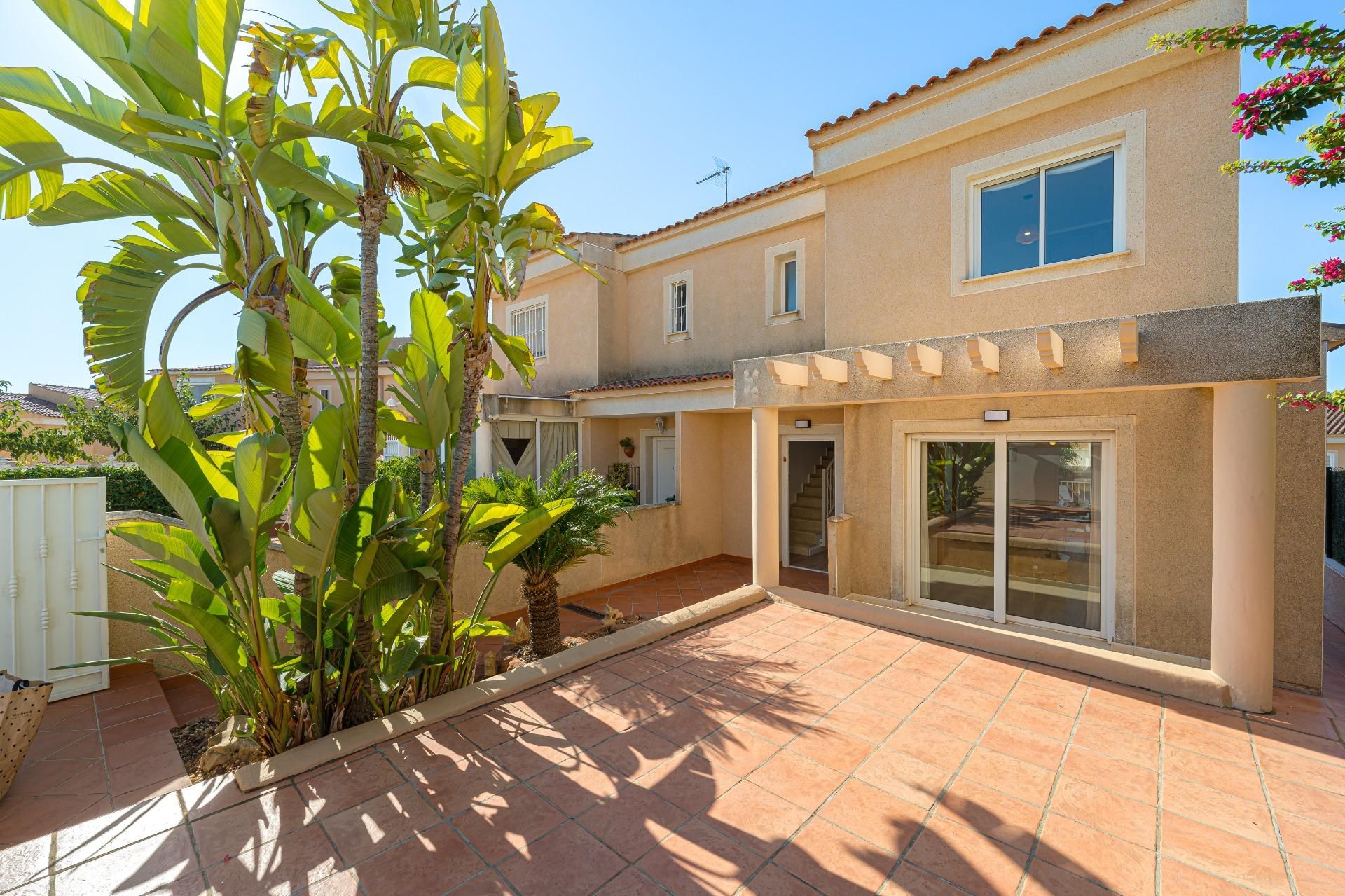 Vista exterior de Casa adosada en venda en La Nucia amb Aire condicionat, Jardí privat i Terrassa