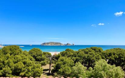 Vista exterior de Dúplex en venda en L'Estartit amb Aire condicionat, Calefacció i Piscina comunitària