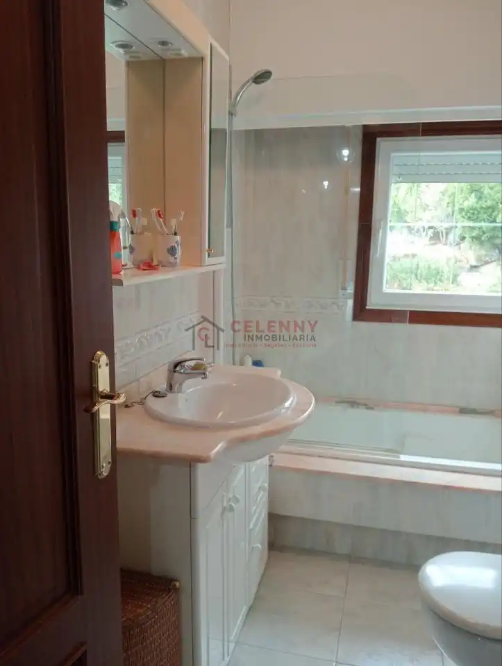 Bathroom of Houses for sale in Toén  with Heating, Private garden and Terrace