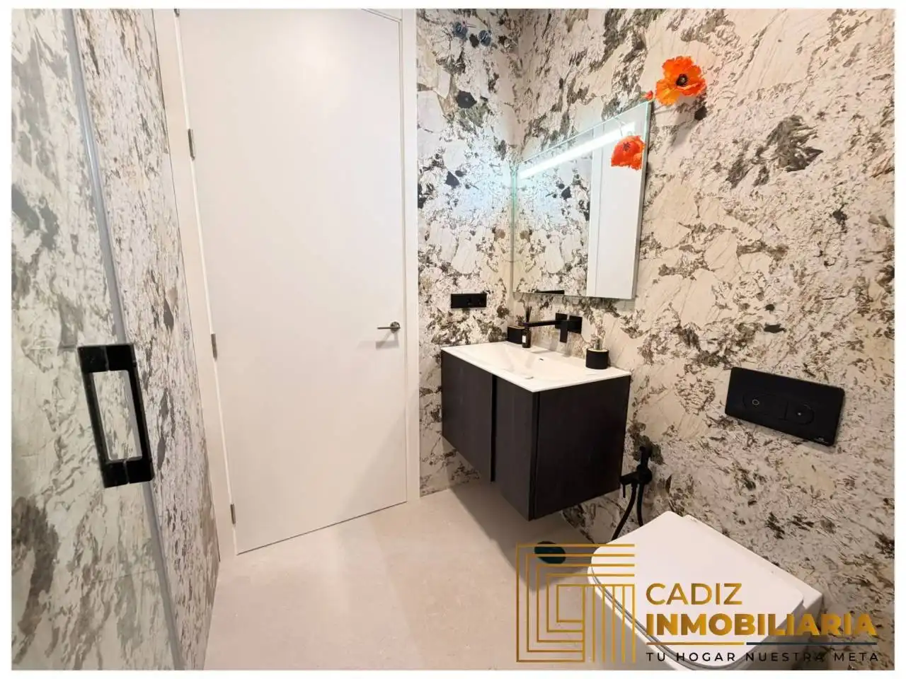 Bathroom of Flat for sale in Cádiz  with Air Conditioner and Furnished