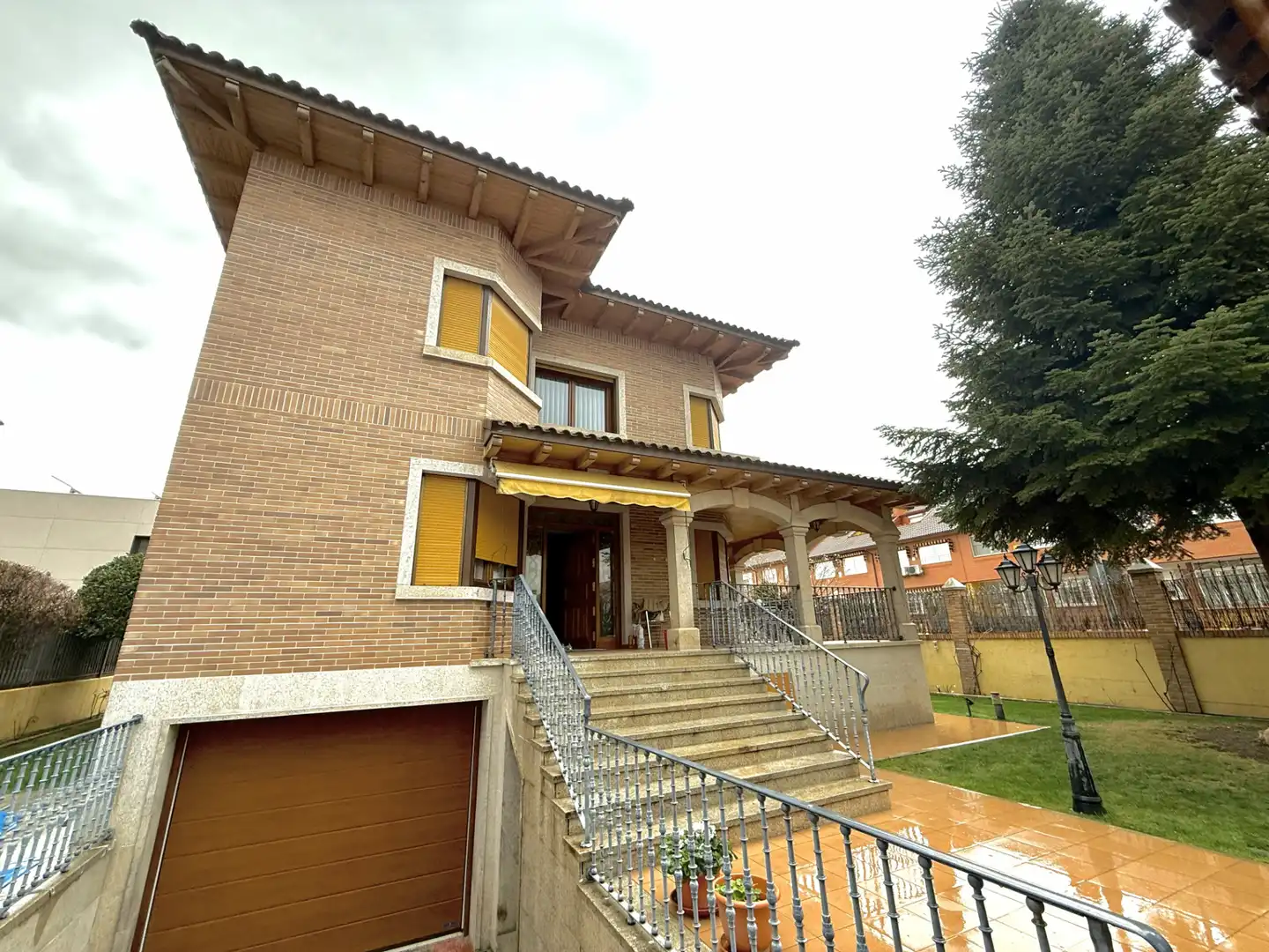 Vista exterior de Casa o xalet en venda en Alcalá de Henares amb Aire condicionat, Calefacció i Jardí privat
