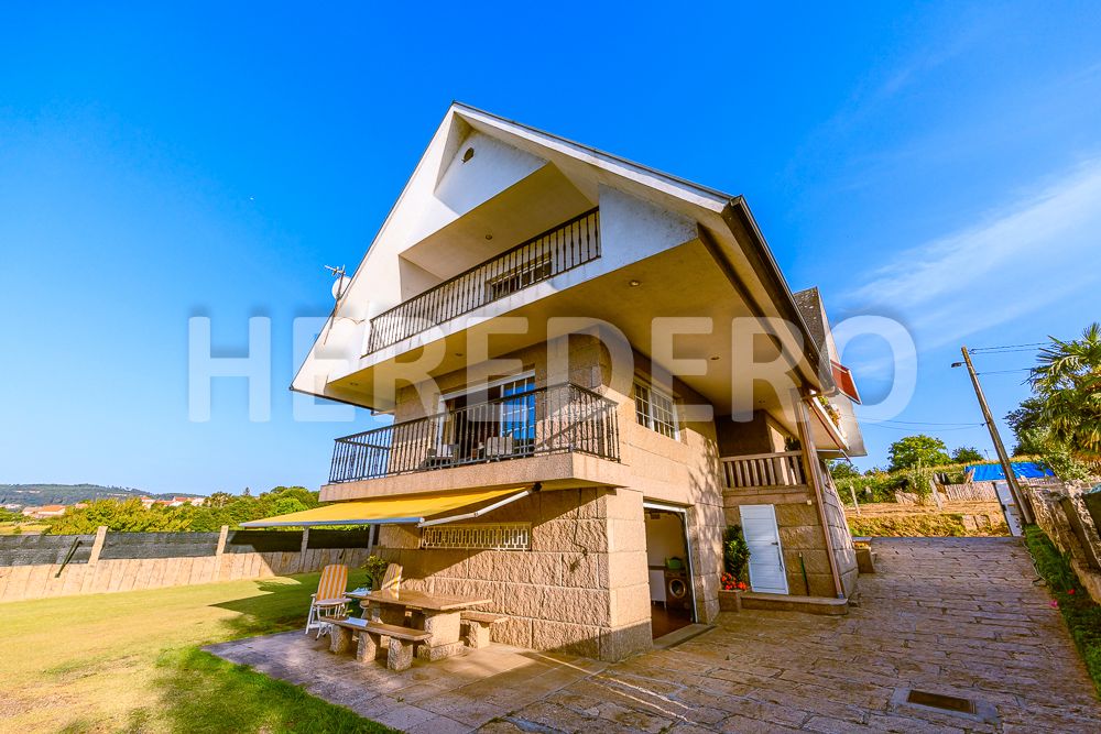 Vista exterior de Casa o xalet en venda en Vigo  amb Calefacció, Jardí privat i Terrassa