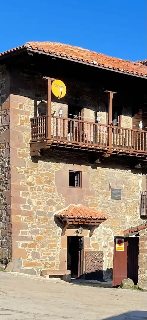 Vista exterior de Casa o xalet en venda en Polaciones amb Jardí privat, Traster i Balcó