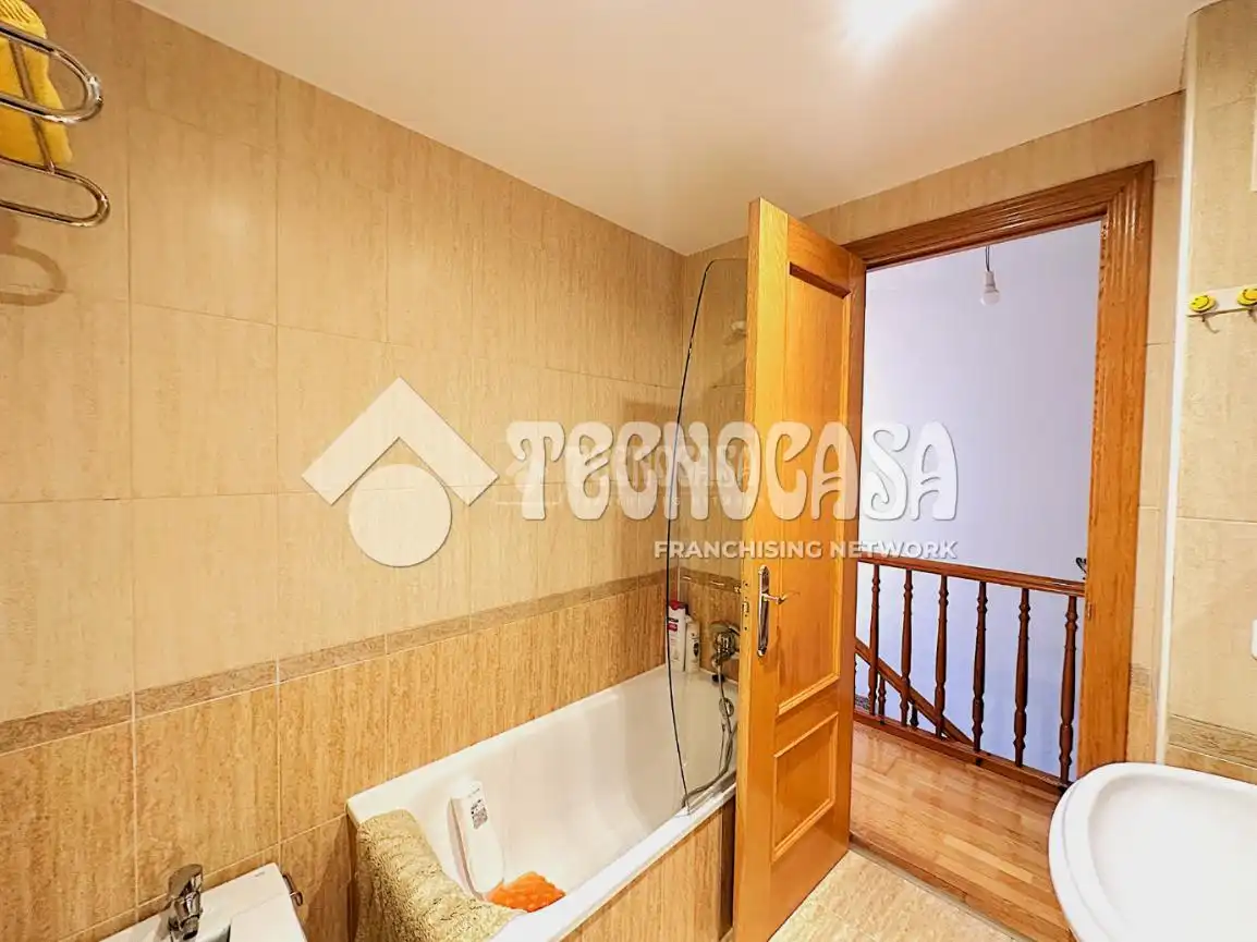 Badezimmer von Wohnung zum Verkauf in Cuenca mit Privatgarten, Terrasse und Balkon