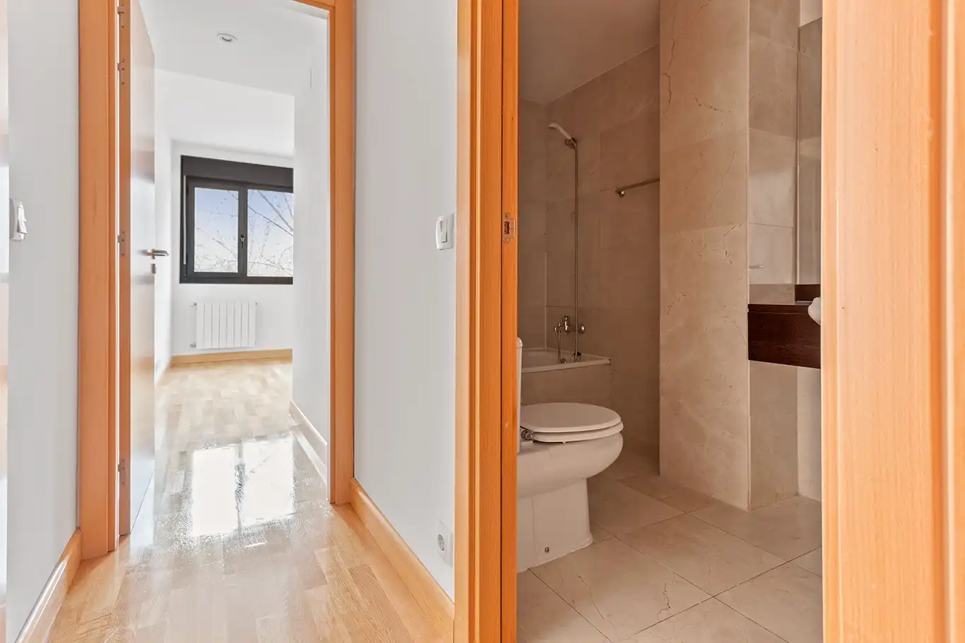 Bathroom of Flat for sale in Madrid  with Air Conditioner, Terrace and Storage room
