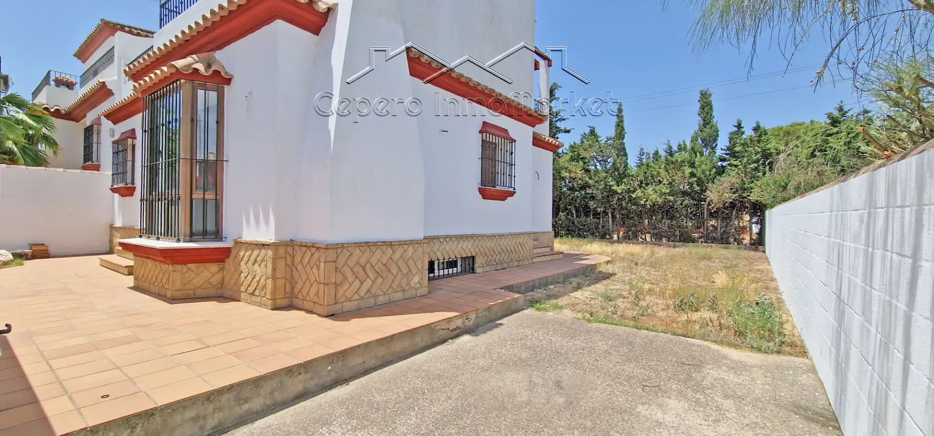 Außenansicht von Einfamilien-Reihenhaus zum Verkauf in El Puerto de Santa María mit Privatgarten und Balkon
