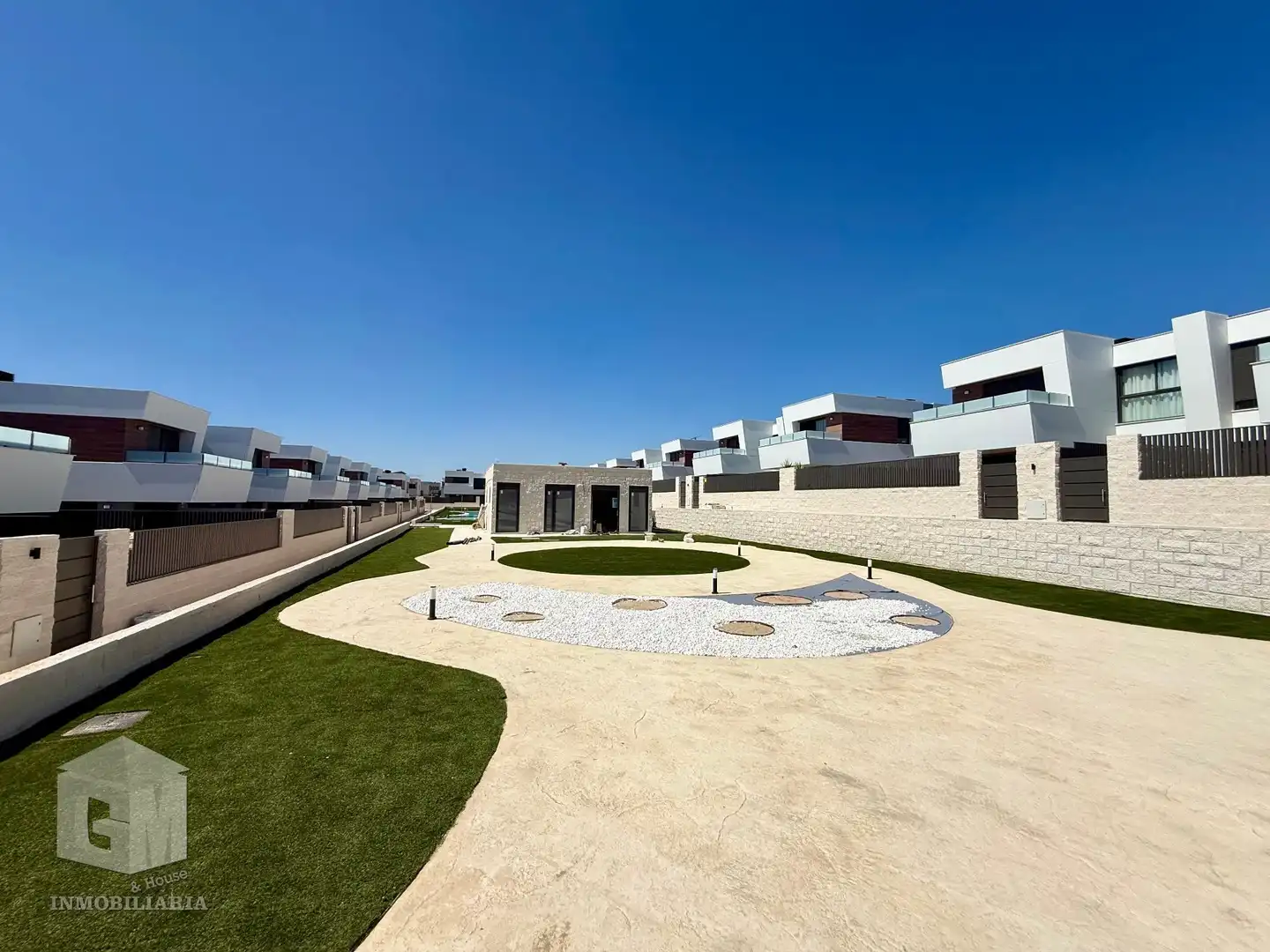 Vista exterior de Casa adosada en venda en Villaviciosa de Odón amb Calefacció, Jardí privat i Terrassa