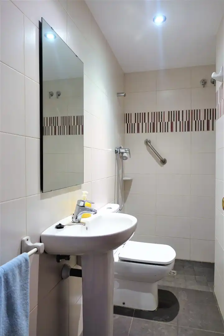 Baño de Piso de alquiler en Girona con Calefacción, Terraza y Trastero