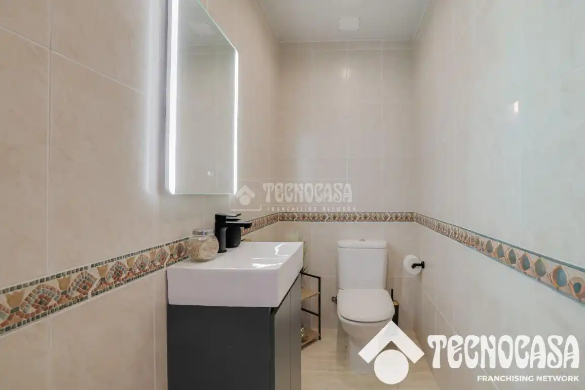 Baño de Casa adosada en venta en Sant Vicenç Dels Horts con Aire acondicionado y Calefacción