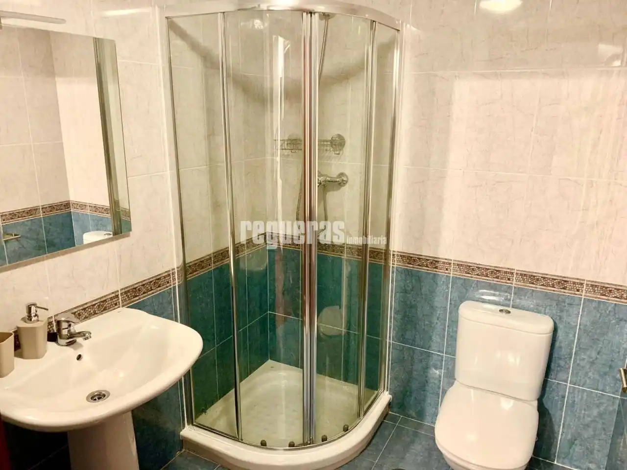 Bathroom of Flat for rent in Avilés  with Heating and Parquet flooring