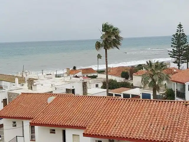 Außenansicht von Wohnung zum Verkauf in Manilva mit Privatgarten, Terrasse und Gemeinschaftspool