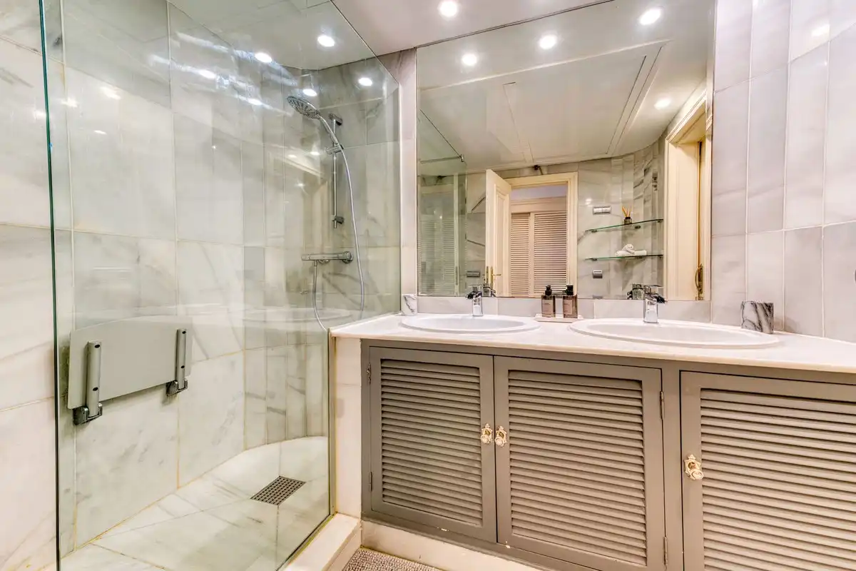 Bany de Apartament en venda en Marbella amb Aire condicionat, Terrassa i Traster