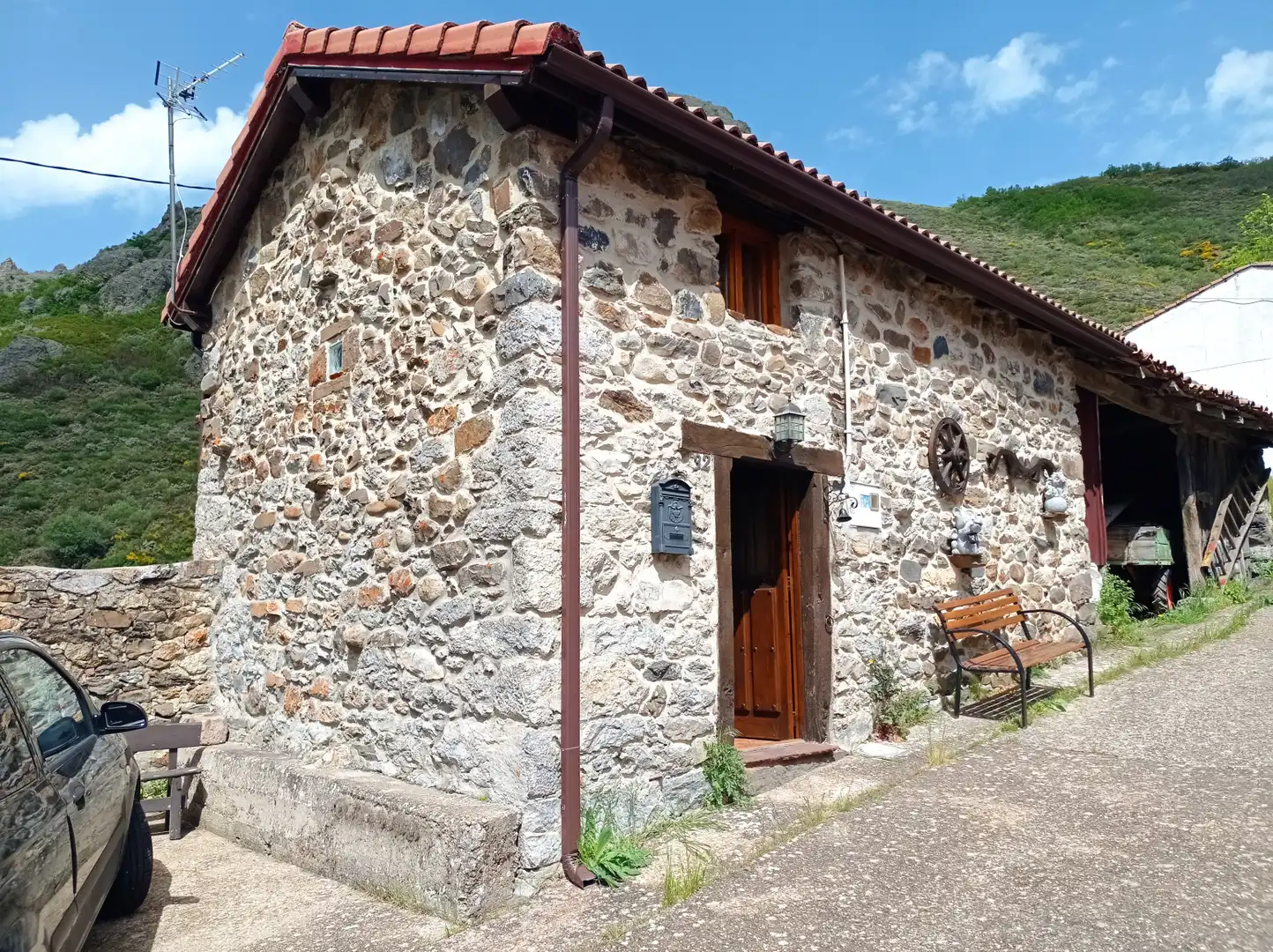 Außenansicht von Einfamilien-Reihenhaus zum Verkauf in Boca de Huérgano mit Heizung