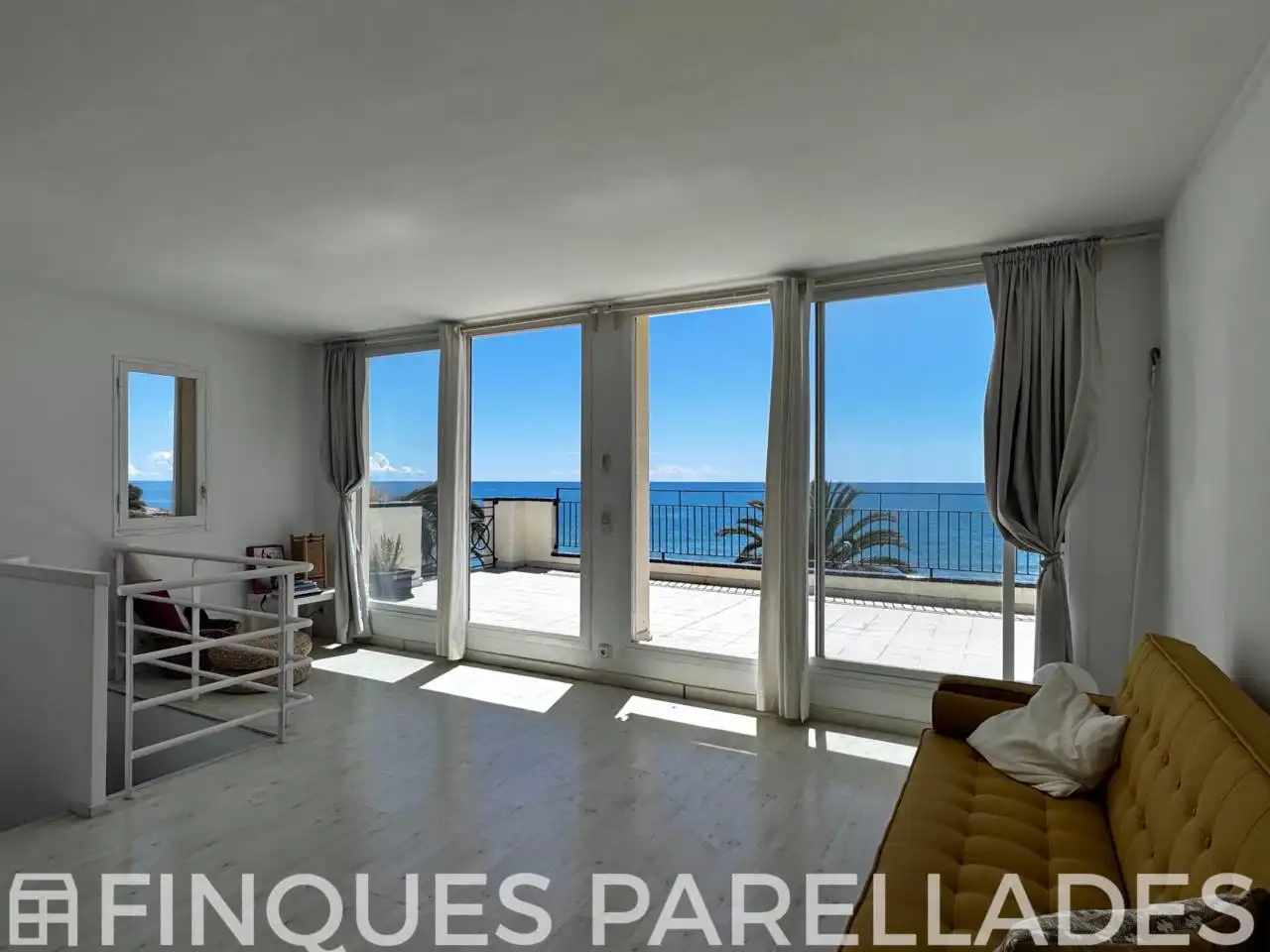Living room of Attic for sale in Sitges  with Air Conditioner, Heating and Parquet flooring