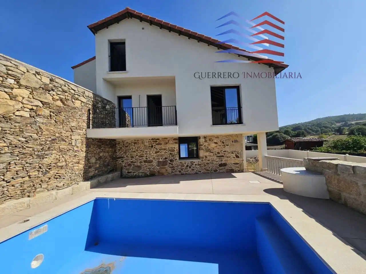 Vista exterior de Casa o xalet en venda en A Merca   amb Calefacció, Terrassa i Piscina