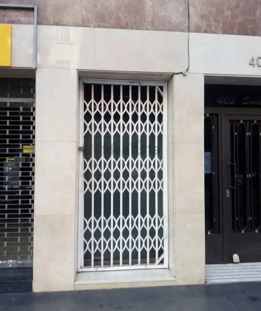 Vista exterior de Planta baixa en venda en  Barcelona Capital