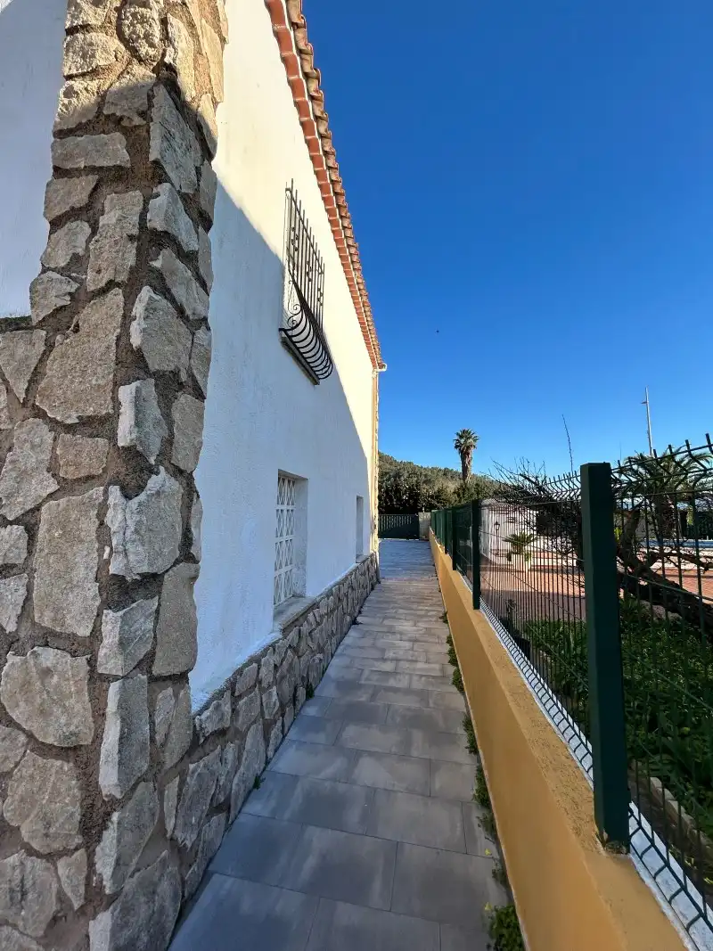 Vista exterior de Casa o xalet en venda en Gandia amb Aire condicionat, Jardí privat i Terrassa
