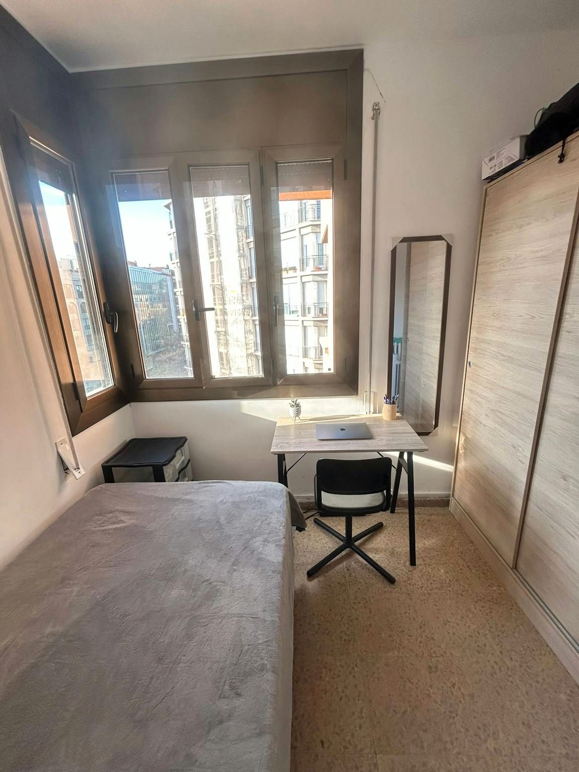 Bedroom of Flat to share in  Barcelona Capital  with Air Conditioner, Heating and Washing machine