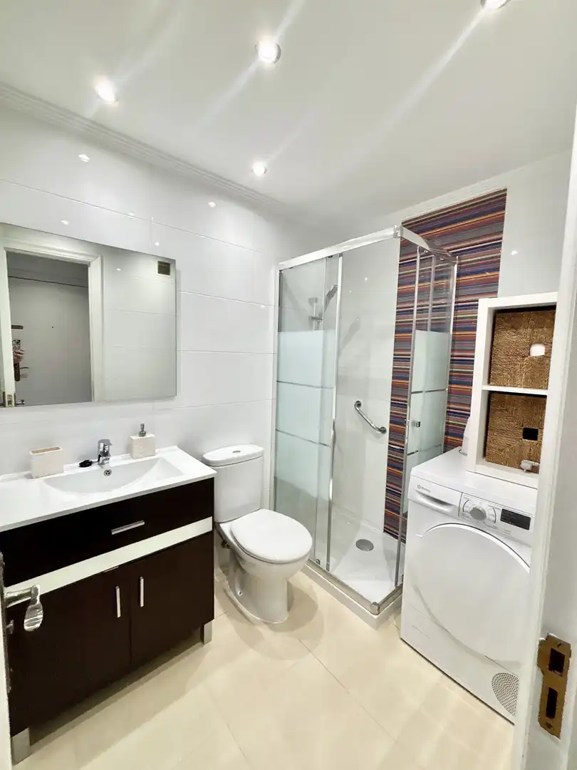 Baño de Ático en venta en Oviedo  con Calefacción y Parquet