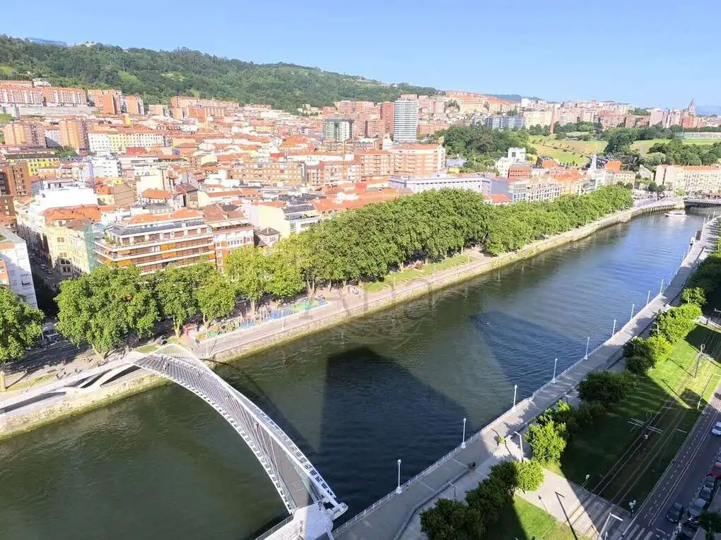 Vista exterior de Piso en venta en Bilbao  con Aire acondicionado, Calefacción y Trastero