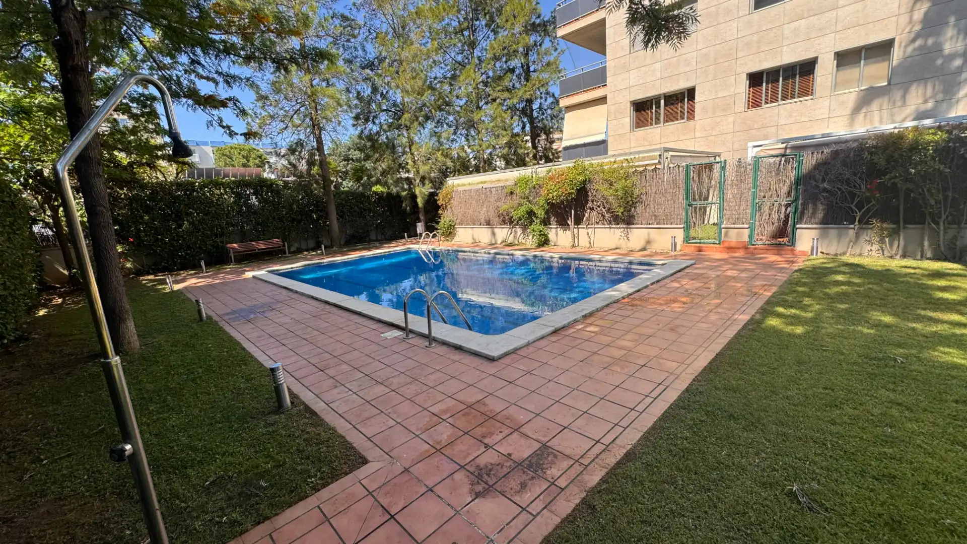 Piscina de Planta baja en venta en Salou con Aire acondicionado, Calefacción y Jardín privado