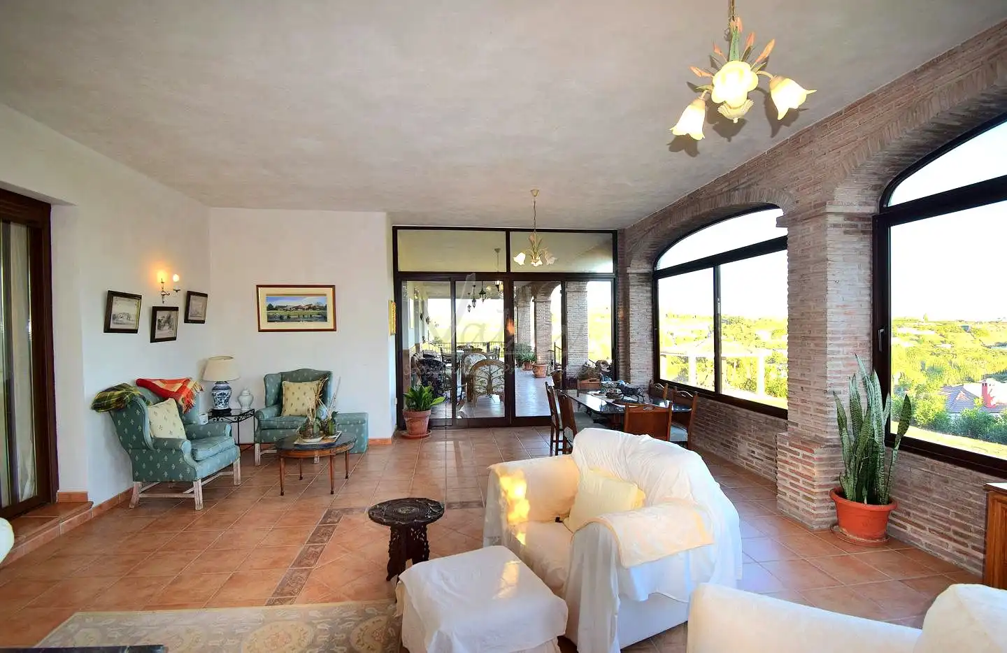 Sala d'estar de Finca rústica en venda en Estepona amb Jardí privat, Terrassa i Traster
