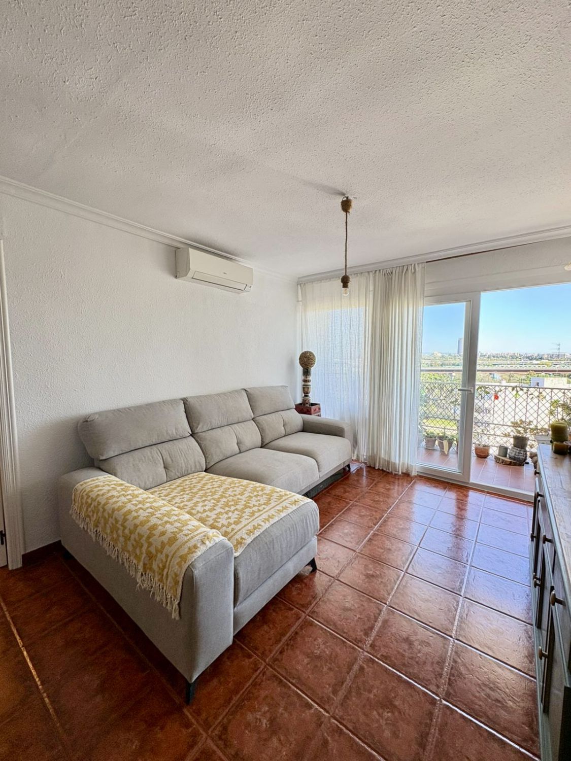 Sala d'estar de Pis en venda en San Juan de Aznalfarache amb Aire condicionat, Calefacció i Terrassa