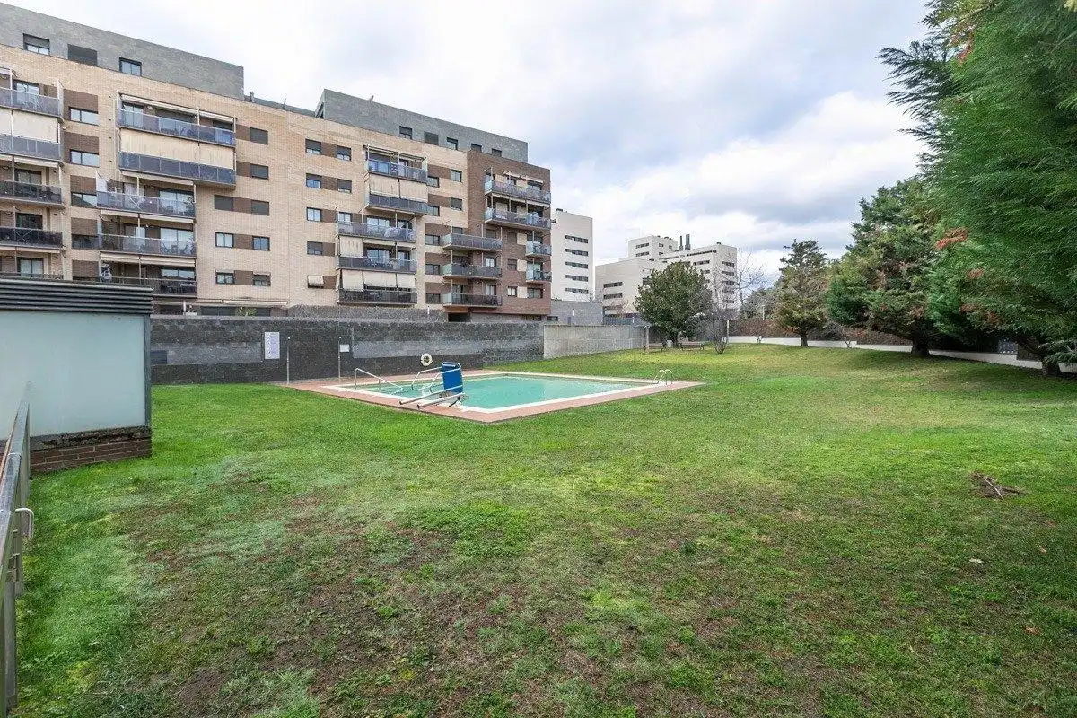 Piscina de Pis en venda en Sabadell amb Aire condicionat, Calefacció i Jardí privat