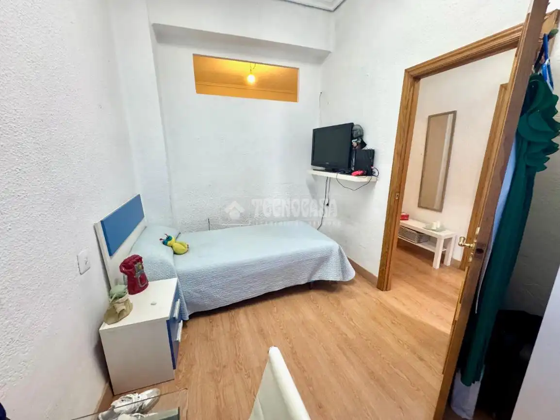 Schlafzimmer von Einfamilien-Reihenhaus zum Verkauf in Paterna mit Klimaanlage, Privatgarten und Abstellraum