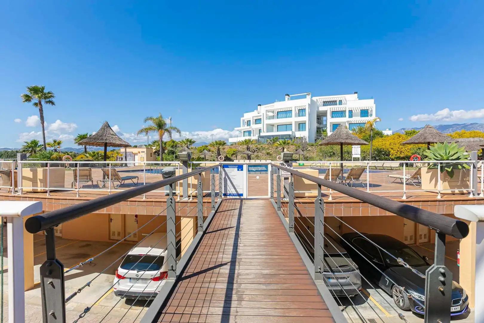 Vista exterior de Planta baixa en venda en Mijas amb Aire condicionat, Jardí privat i Terrassa
