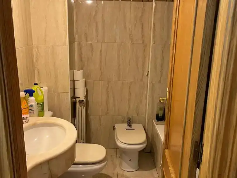 Badezimmer von Wohnungen zum Verkauf in León Capital  mit Balkon