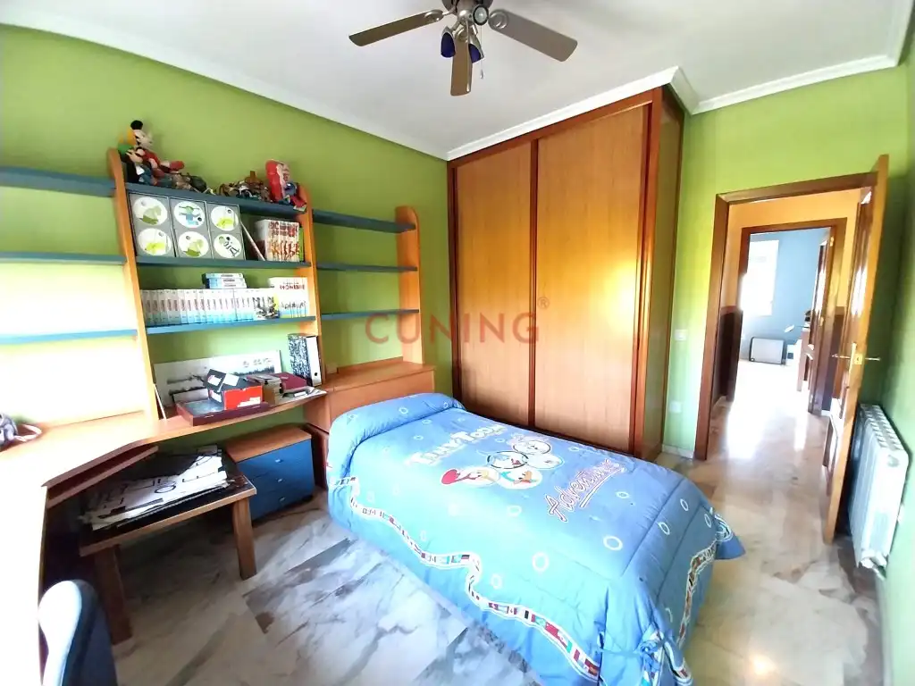 Dormitori de Casa o xalet en venda en Cáceres amb Jardí privat