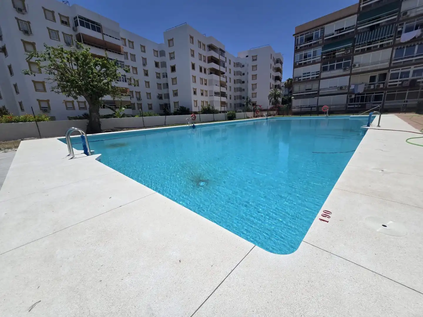 Piscina de Piso en venta en Torremolinos con Terraza y Piscina comunitaria