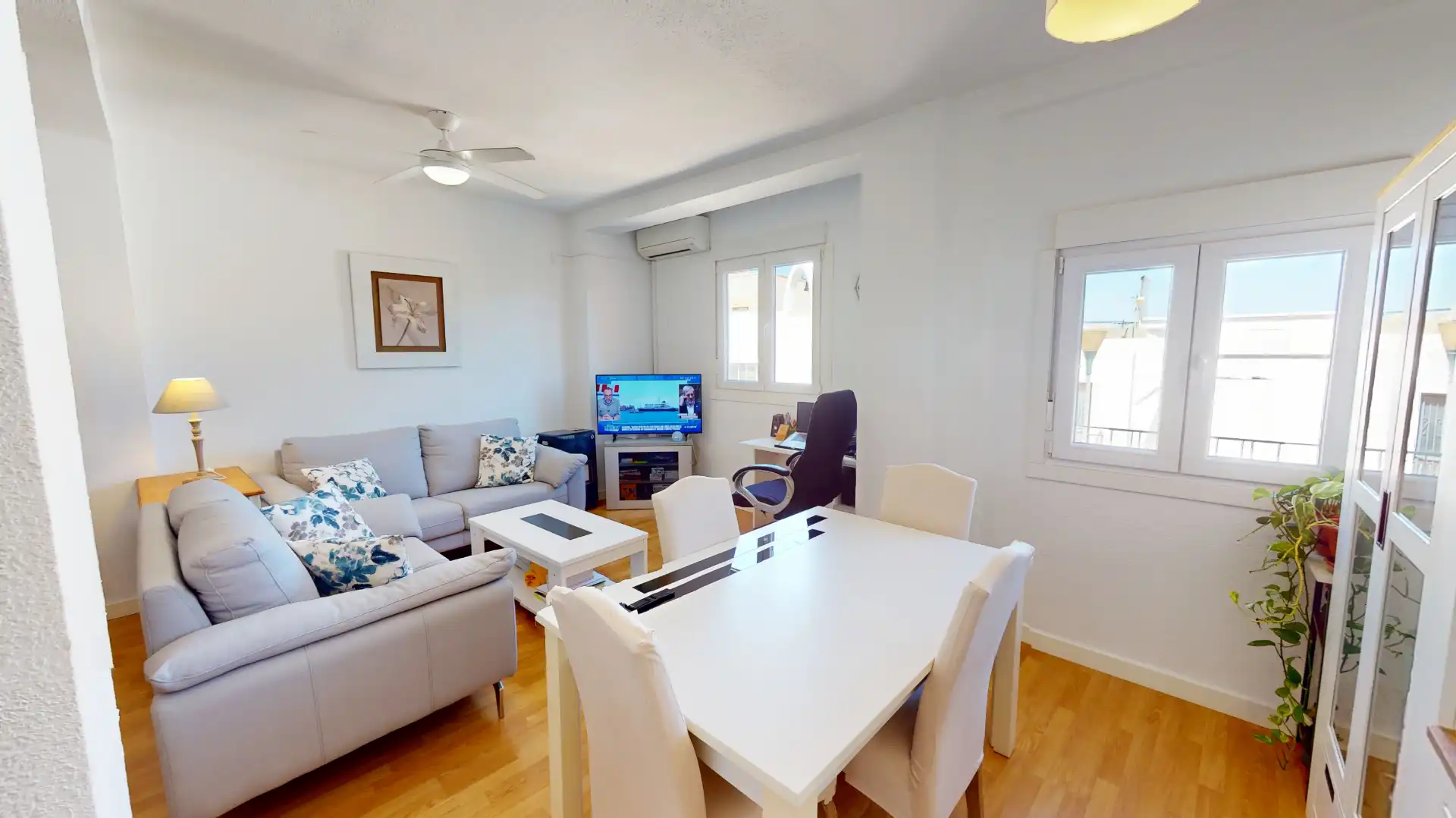 Sala de estar de Piso en venta en Almería con Aire acondicionado, Amueblado y Horno