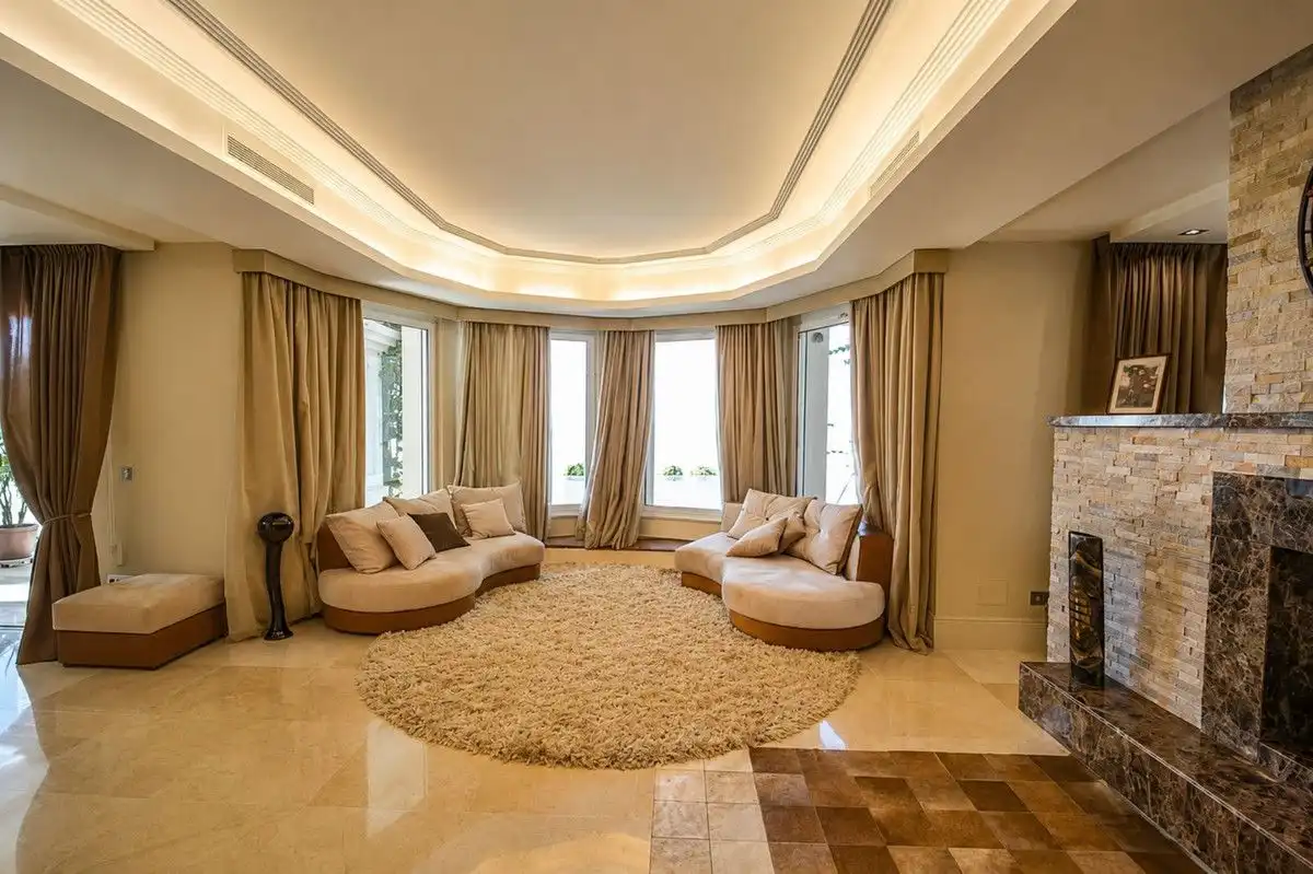 Sala d'estar de Casa o xalet en venda en Marbella amb Aire condicionat, Jardí privat i Piscina