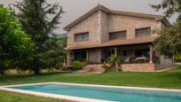 Vista exterior de Finca rústica en venda en La Adrada  amb Jardí privat, Terrassa i Piscina